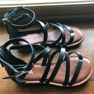 Mia....flat sandal with zipper in back